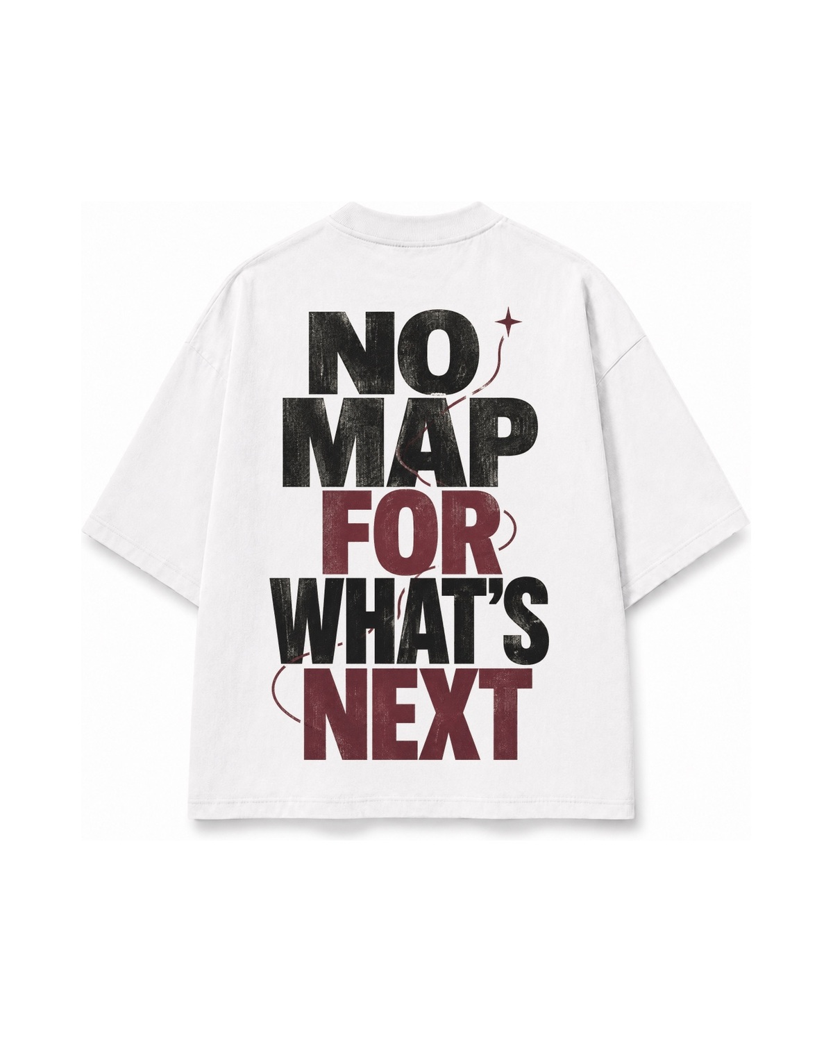 Retro della t-shirt bianca NOVERA No Map con grafica tipografica nera e bordeaux